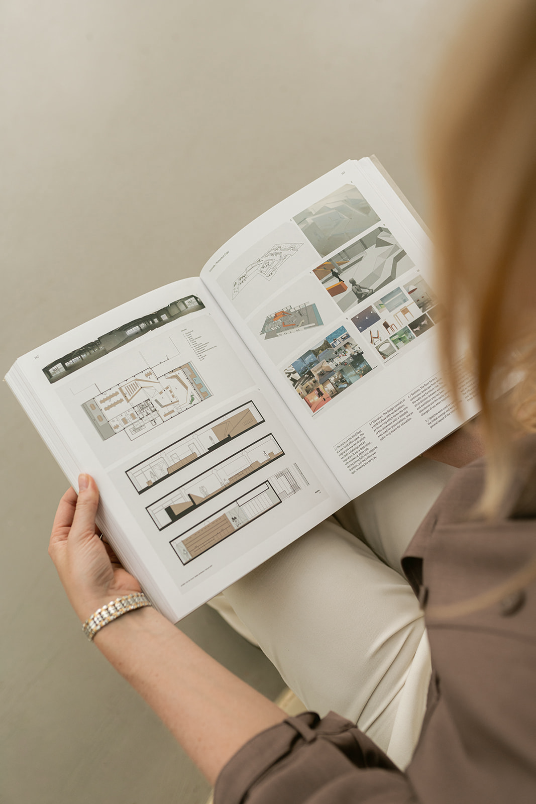 Interieur huisstijlhandboek opengeslagen met plattegronden en materialen