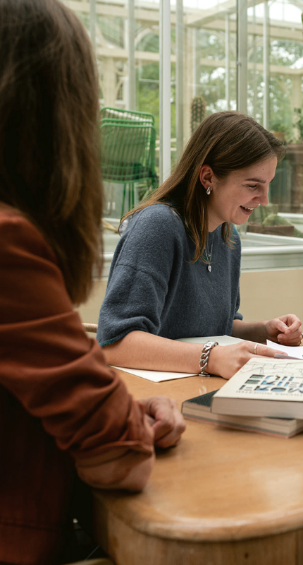 Roos Kaspers in gesprek met twee klanten over een plattegrond